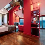 Lucky Monkey Hotel 3*