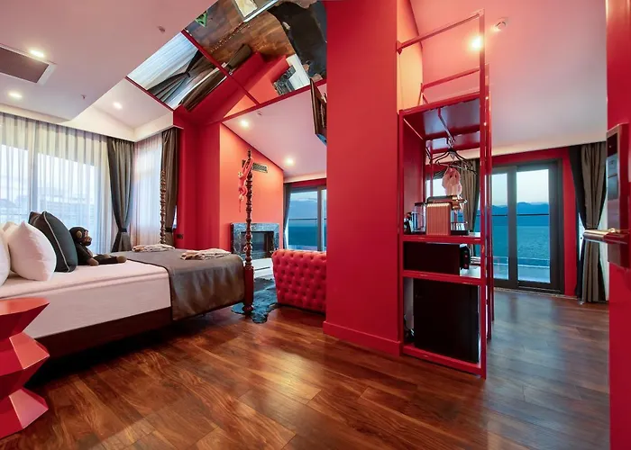 Lucky Monkey Hotel 3*