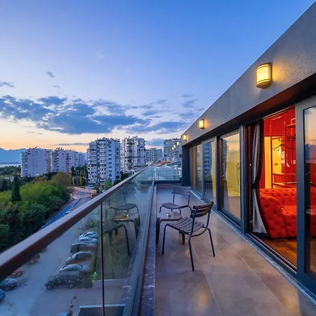 Lucky Monkey Hotel 3*