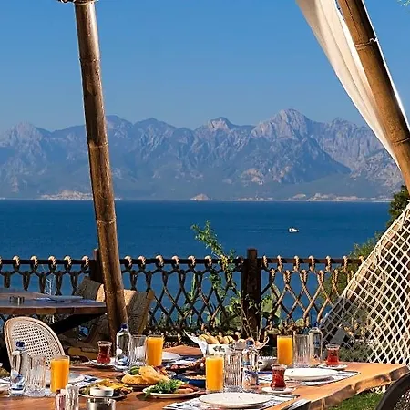 Lucky Monkey Hotel 3*