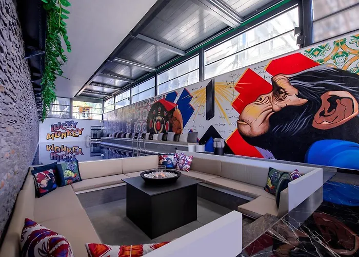 Lucky Monkey מלון 3*