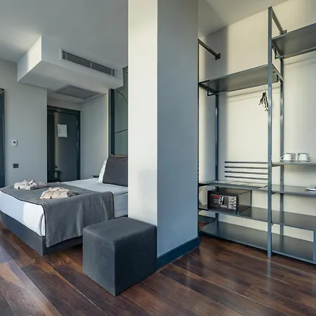 Lucky Monkey Hotel 3*