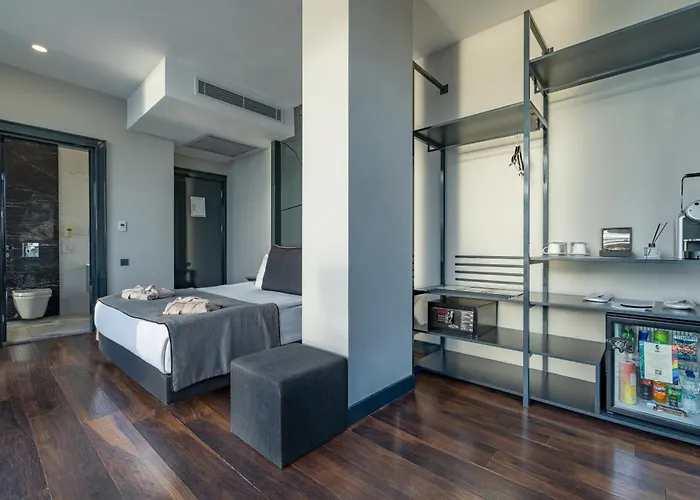 Lucky Monkey Hotel 3*