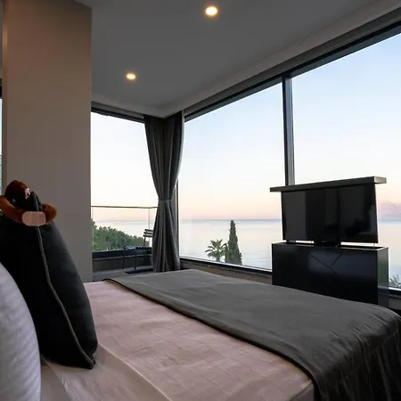 Lucky Monkey Hotel 2*